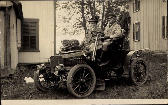 foto Ak Connecticut USA, open auto, man en vrouw