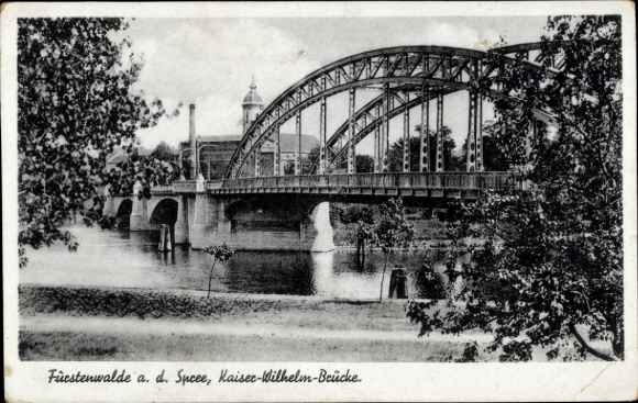 Postcard Fürstenwalde an der Spree, Kaiser Wilhelm Bridge, river, trees, architecture