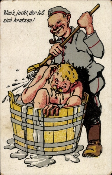Ak Hansestadt Rostock, Soldat schrubbt einen Mann in einer Badewanne mit einer Bürste, während...