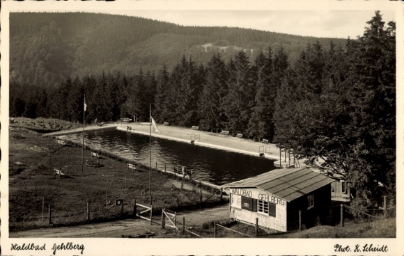 KP Gehlberg Suhl w Turyngii, staw leśny widoczny basen, krajobraz leśny, fotografia R