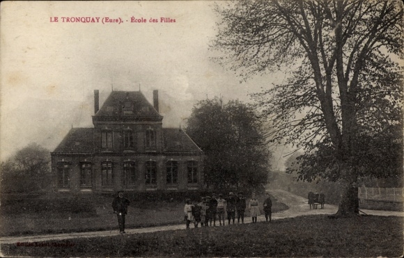 Ak Le Tronquay Calvados, Schule, 6 Schüler, Baum, Straße, Pferd