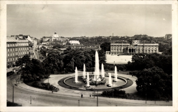 Postcard Vienna 3 Landstrasse, high-jet fountain with Schwarzenberg Palace