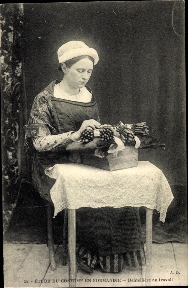 Ak La Normandie, Dentelliere au travail, kostuum, kantwerkster