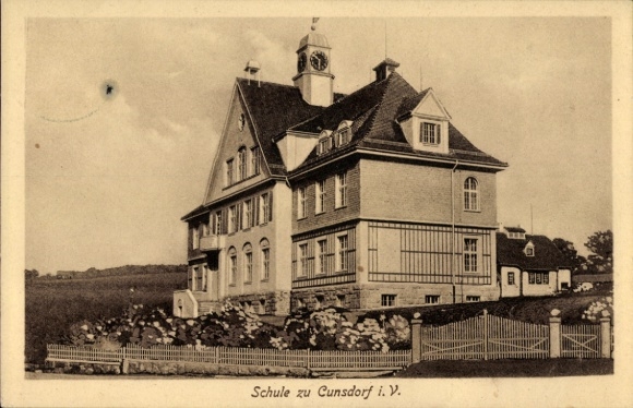 Ak Cunsdorf Elsterberg Vogtland, Blick auf Schule mit Umgebung