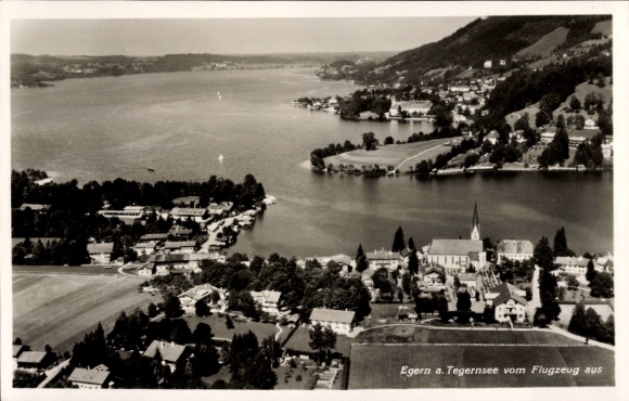 Ak Egern am Tegernsee Oberbayern, Luftaufnahme von  Kirche sichtbar, Landschaft, Natur