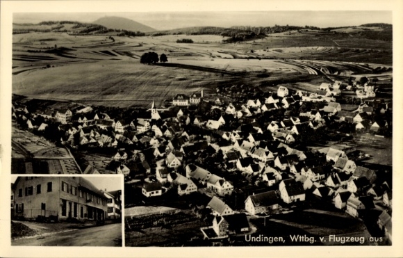 Postcard Undingen Sonnenbühl in Württemberg, aerial view of many houses, black and white, small entrance