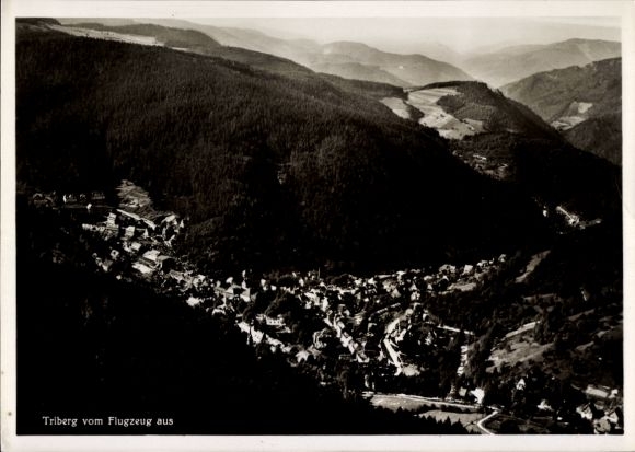 Ak Triberg im Schwarzwald, Luftaufnahme von  Berge, Täler, Häuser