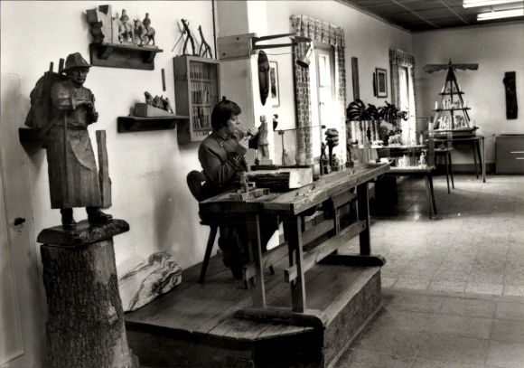 Postcard Frohnau Annaberg Buchholz in the Erzgebirge, Frohnauer Hammer, woodcarver in folk art
