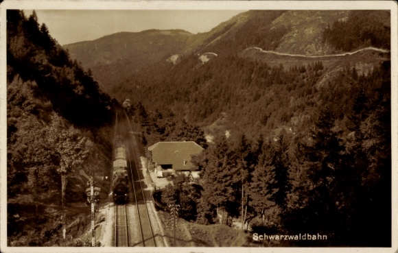 Ak Triberg im Schwarzwald, Schwarzwaldbahn, Berglandschaft, Zug, Bahnhof, bewaldete Umgebung