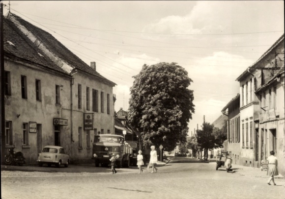 Ak Könnern in de Salzlandkreis, straat in Könnern, gebouwen, auto's, bomen