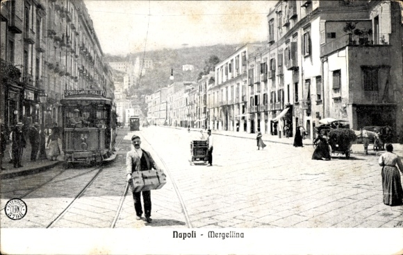 Ak Napoli Neapel Campania, Straße in  Straßenbahn, Personen,  Architektur
