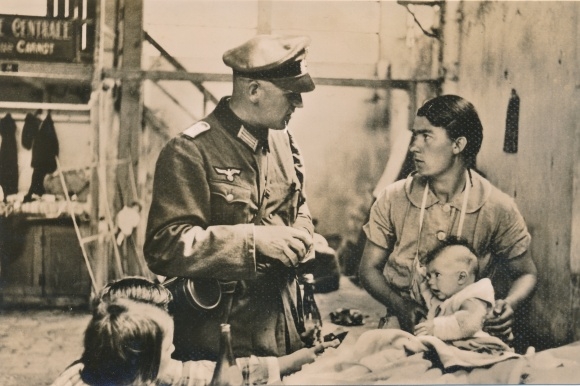 Photo Heinrich Hoffmann, France 1940, Wehrmacht helps French civilian population, II WW