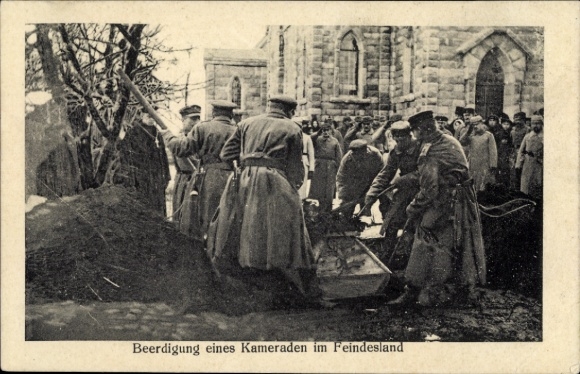Ak Beerdigung eines Kameraden im Feindesland, Soldaten
