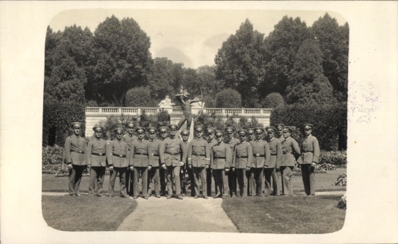 Foto Ak Potsdam, Park Sanssouci, Gruppenfoto deutscher Soldaten im Sizilianischen Garten