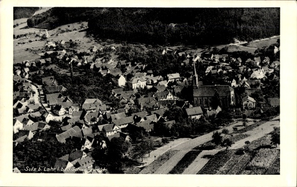 Ak Sulz am Neckar, Luftaufnahme von Sulz, Kirche, Wohnhäuser, ländliche Umgebung