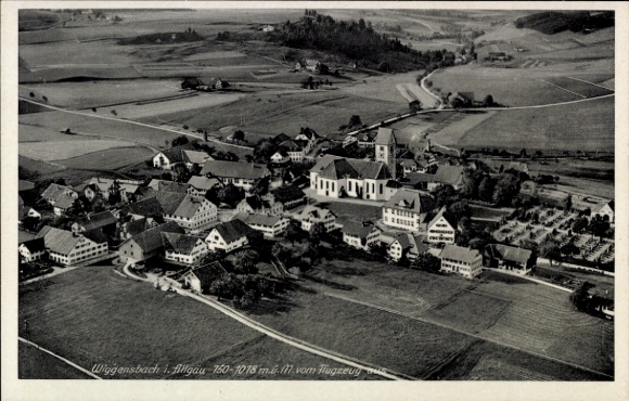 Ak Wiggensbach im Allgäu, Luftaufnahme von  ländliche Umgebung, Kirche, Häuser