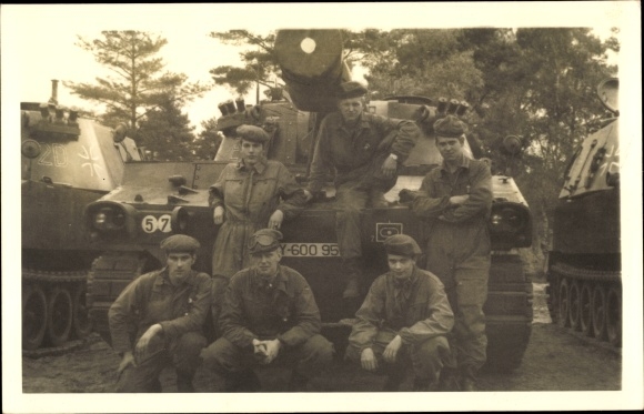 Photo Postcard soldiers with tanks, Bundeswehr Y 600 95
