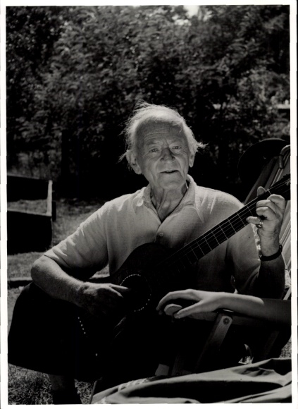 Photo actor Otto Gebühren in Dad does stupid things, guitar