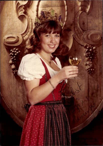 Postcard actress Regine Usinger, portrait, German Wine Queen 1980/81, Nackenheim, autograph