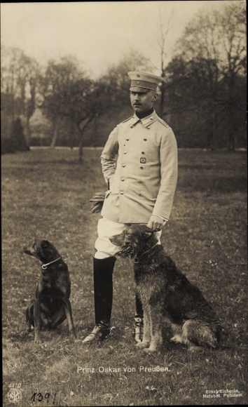 Ak Prinz Oskar von Preußen, Portrait in Uniform, Hunde