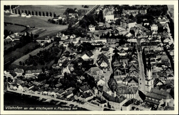 Ak Vilshofen an der Donau Niederbayern, Luftaufnahme von Vilshofen, Vils, Bayern, Kirchen, Gebäud