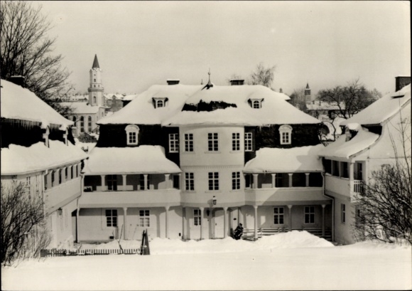 Postcard Markneukirchen in Vogtland, snow-covered building, church in the background, clear winter landscape
