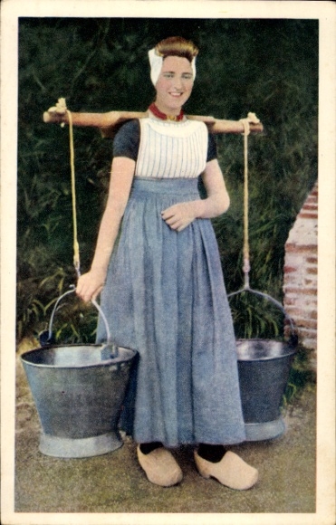 Postcard Walcheren Zeeland, water carrier in traditional costume