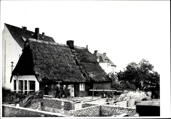 Photo Garstedt in Lower Saxony, old thatched cottage at the beginning of the Ohechaussee, 1953