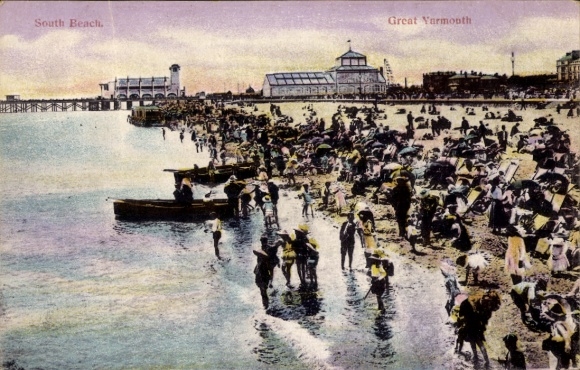 Ak Great Yarmouth Norfolk England, Strand, Menschen, Sonnenschirme, Boote, Meer, Strandpromenade
