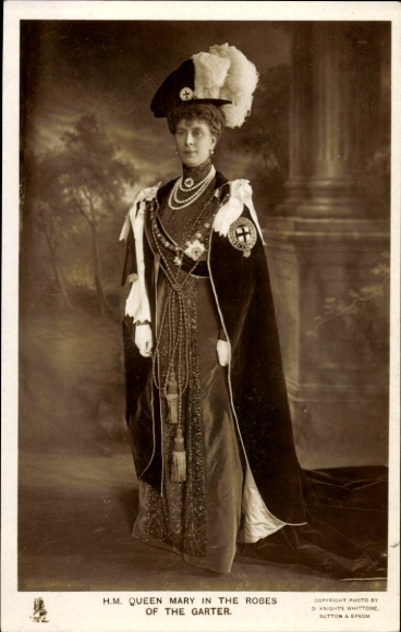 Ak Queen Mary in the Robes of the Garter, Portrait