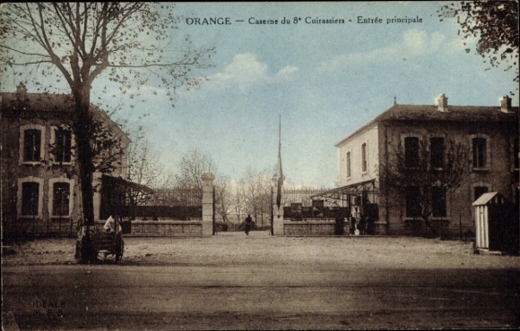 Ak Orange Vaucluse, Caserne du 8 Cuirassiers, Hauptzugang,  Architektur