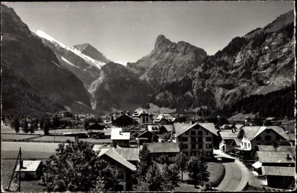 KP Kandersteg Kanton Berno, krajobraz górski, hotel na pierwszym planie, śnieg na szczytach