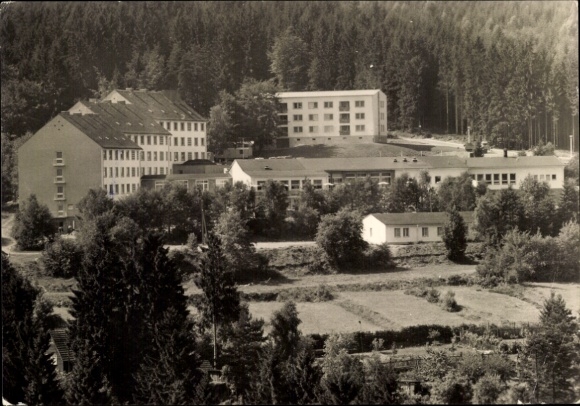 Ak Luisenthal im Thüringer Wald, FDGB-Erholungsheim Adolf Deter, Landschaft mit Wäldern, Gebäudea