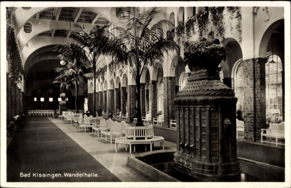 KP Bad Kissingen Dolna Frankonia Bawaria, Wandelhalle, widok na wnętrze, miejsce do siedzenia, fontanna