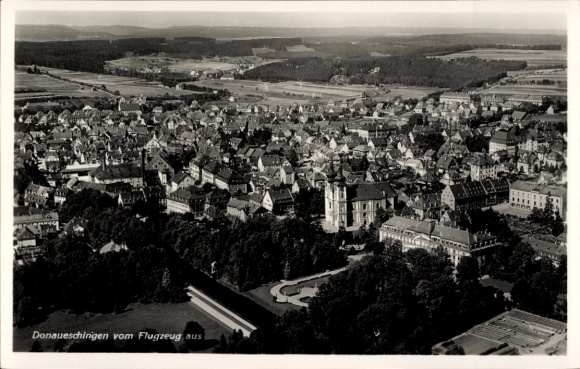 Ak Donaueschingen im Schwarzwald, Luftaufnahme von  Stadtansicht, viele Gebäude, Landschaft