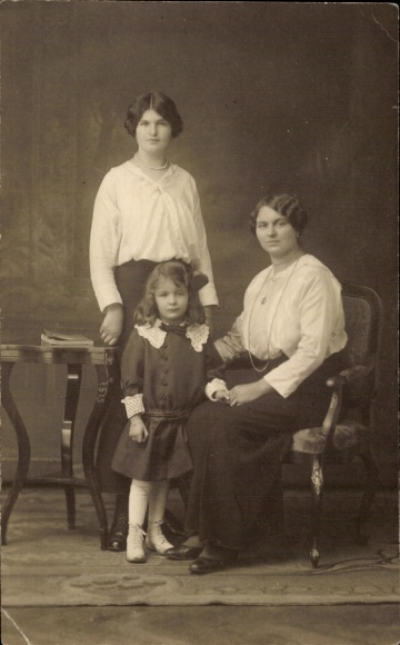 Photo Postcard Two women and child, fashion, blouse, hairstyle