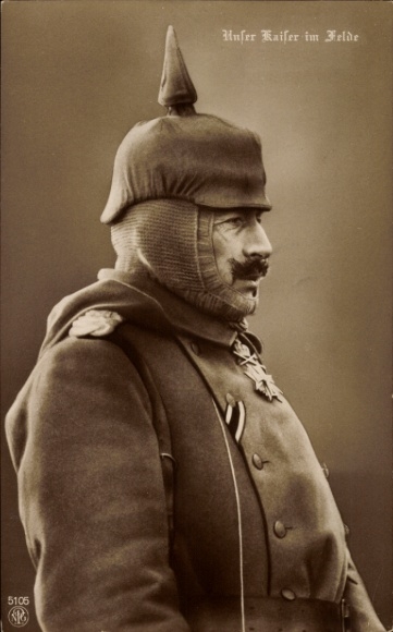 Ansichtkaart Kaiser Wilhelm II in het veld, punthelm, bescherming tegen de kou