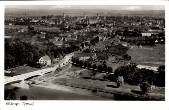 Ak Dillingen an der Donau , Luftaufnahme von  Flussansicht, Brücke