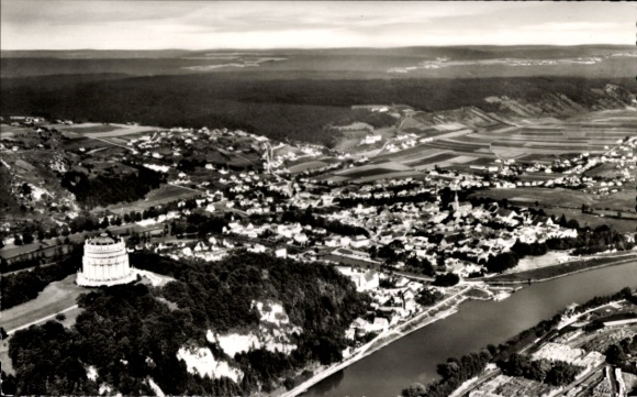 Ak Kelheim an der Donau Niederbayern, Luftaufnahme von  Donau, s Gebäude, Landschaft