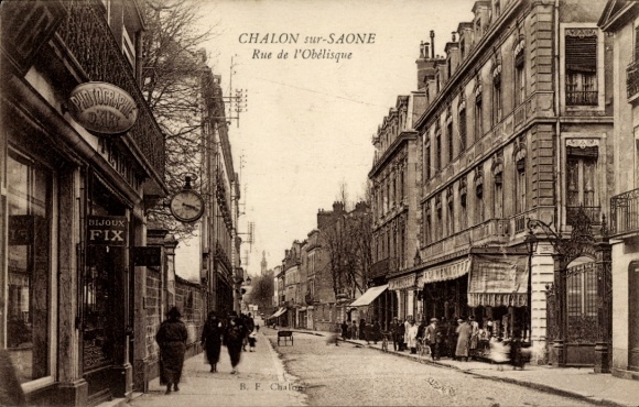 Ak Chalon sur Saône Saône et Loire, Straße Rue de l'Obélisque, Geschäfte, Uhr, Menschen