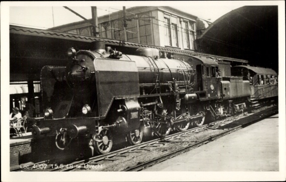 Postcard Utrecht, Loc 4002, steam locomotive in the station, Dutch Railways, 1948