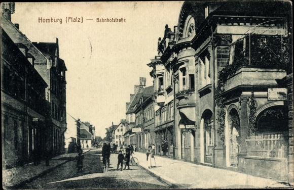 Ansichtkaart Homburg in de wijk Saarpfalz, uitzicht op Bahnhof Strasse, winkels, kapper, voorbijgangers
