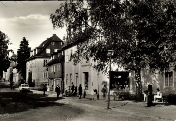 Ak Herrnhut in der Oberlausitz, Comeniusstraße mit Heimatmuseum, Buchhandlung