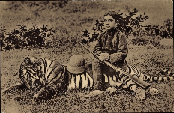Postcard Soeriama, Daughter of the Raja of Kurnool with the tiger shot by her