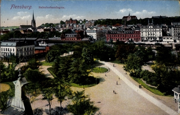Ak Flensburg in Schleswig Holstein, Stadtansicht, Bahnhofsanlagen, Bäume, Gebäude