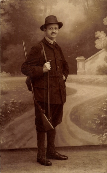 Photo Postcard Itzehoe in Holstein, hunter with rifle, standing portrait