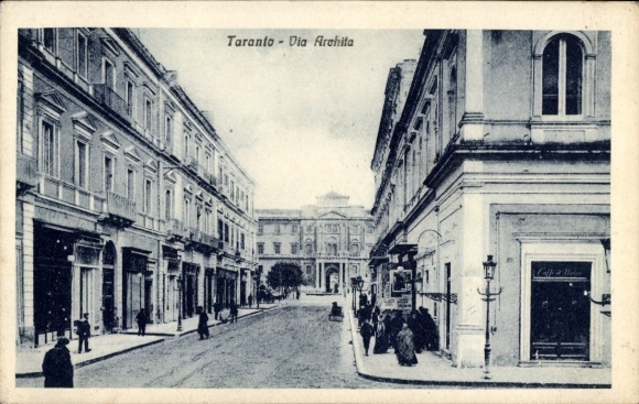 Ak Tarent Taranto Puglia, Straße in  Gebäude, Menschen,  