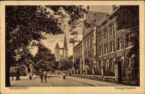 Postcard Halberstadt am Harz, school building, cathedral gymnasium, old buildings, street, people on the move, church