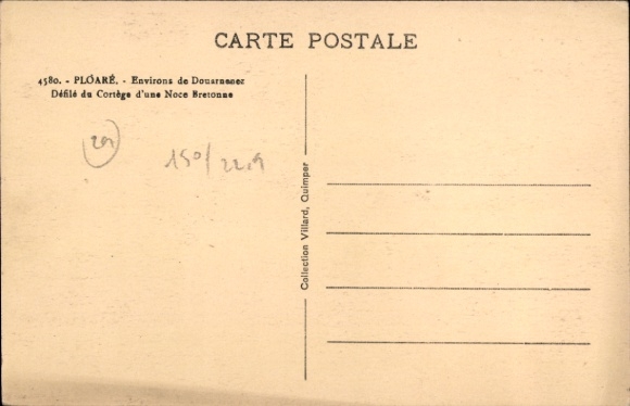 Ansichtkaart Ploaré Finistère, Défilé du Cortège d'une Noce Bretonne, groep in klederdracht, kerk