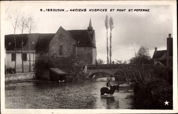 Postcard Issoudun Indre, Old Hospitals, Bridge, Water,人物：没有见到的